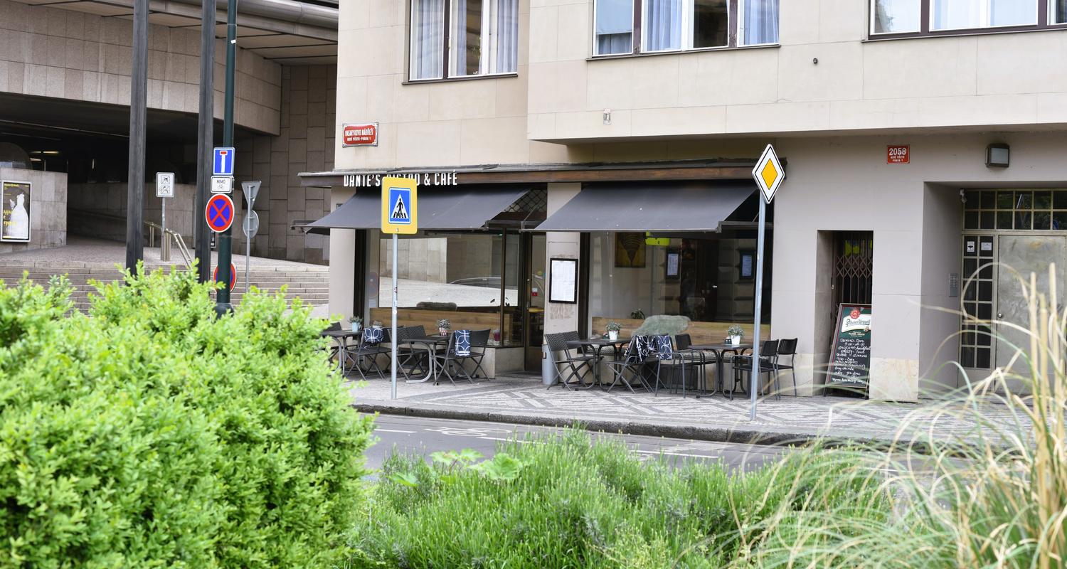 Quiet sitting in the garden and inside the establishment with a wide selection and a great view as a bonus.